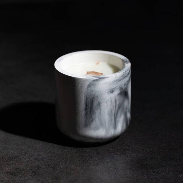 bougie en cire de soja avec la meche qui crépite