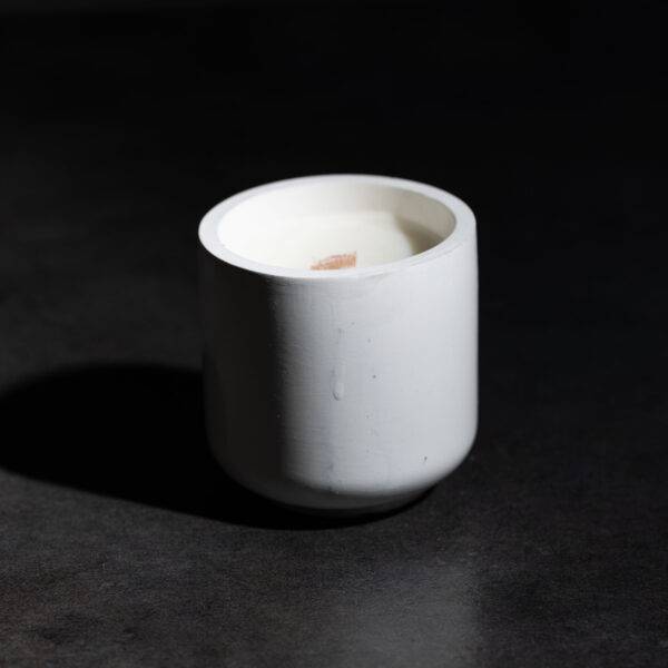 bougie en cire de soja avec la meche qui crépite