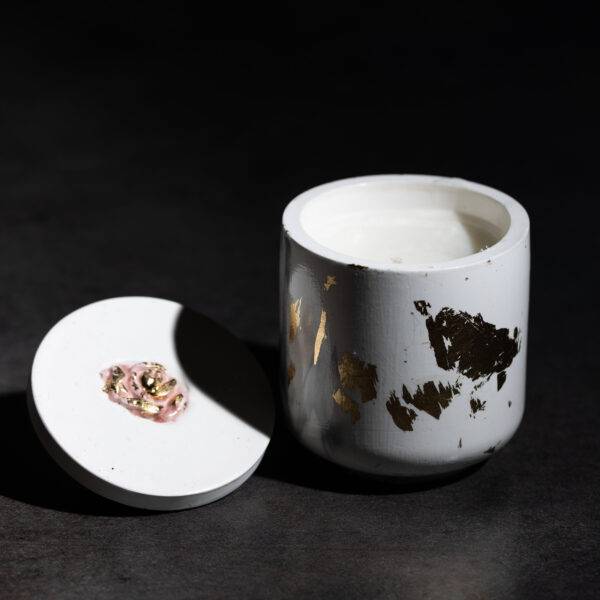 bougie en cire de soja avec la meche qui crépite