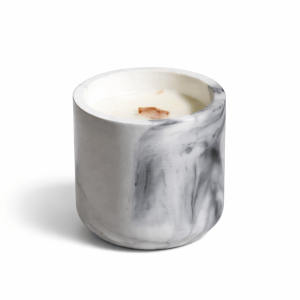Bougie artisanale parfumée en cire végétale avec mèche en bois qui crépite, présentée dans un contenant marbré sur fond blanc