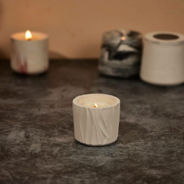 Bougie artisanale parfumée avec mèche qui crépite Bougie artisanale parfumée avec mèche qui crépite