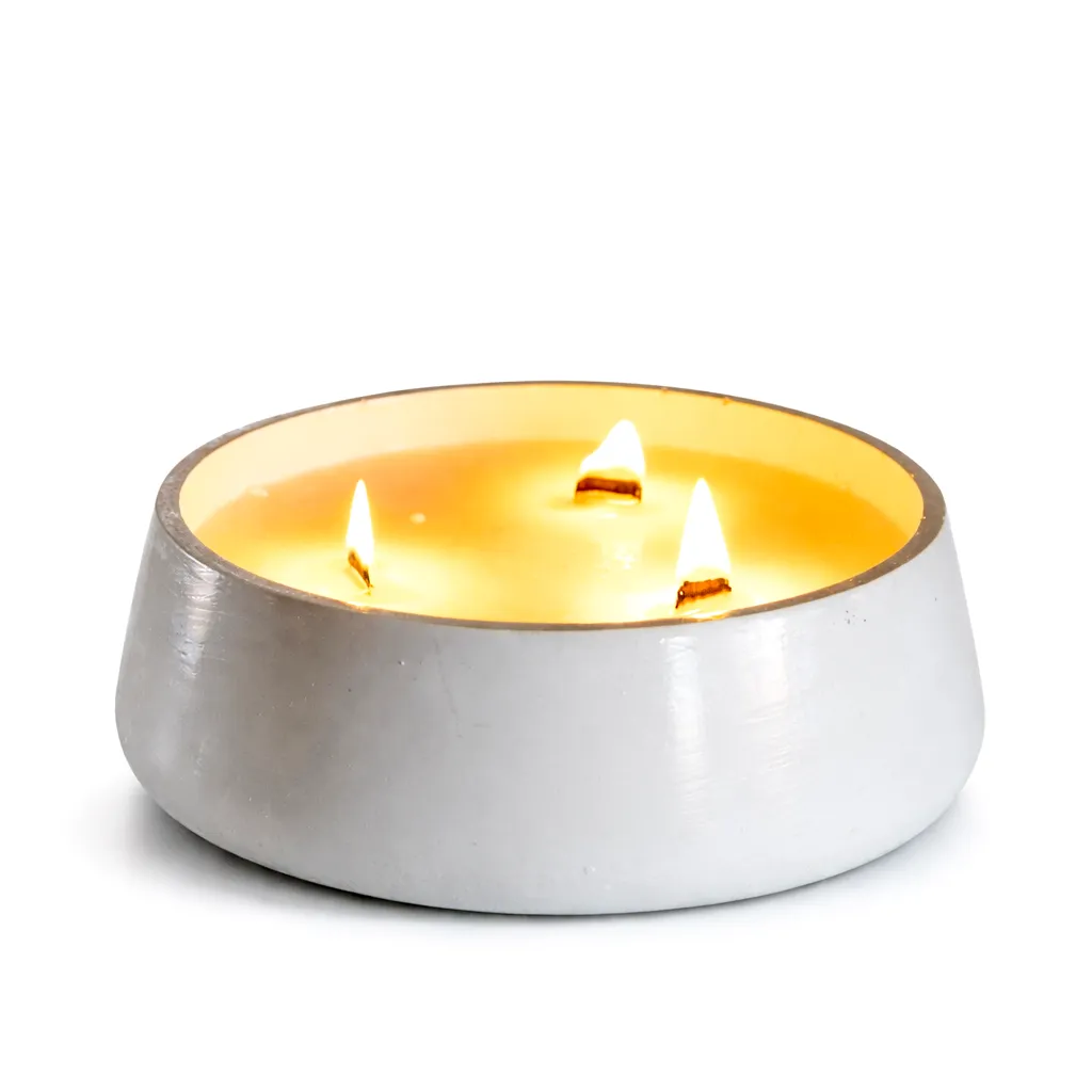 Grande bougie parfumée avec trois mèches en bois qui crépitent