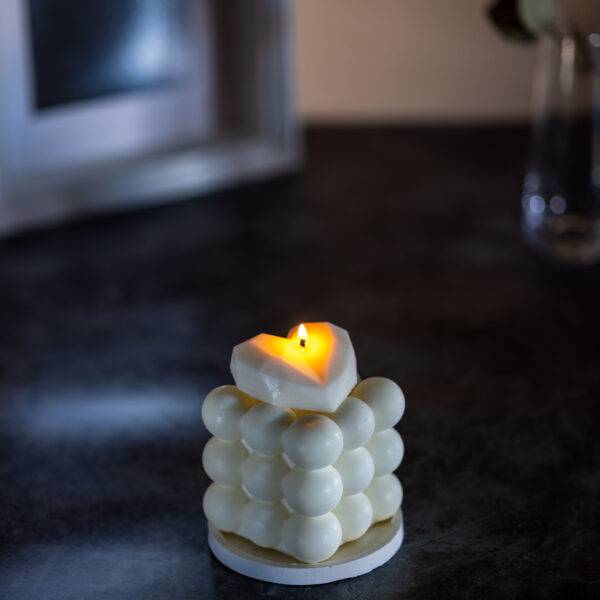Bougie artisanale parfumée cube à grandes bulles avec grand coeur cubiste