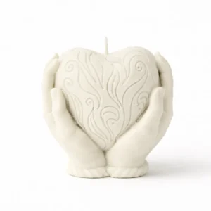 Bougie sculpturale en cire végétale représentant un cœur délicatement tenu entre deux mains, création artisanale NiceCandles