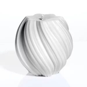 Bougie blanche artisanale en cire végétale, forme tourbillon design, posée sur fond blanc - NiceCandles