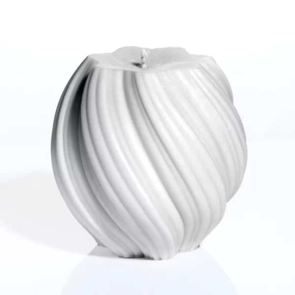 Bougie blanche artisanale en cire végétale, forme tourbillon design, posée sur fond blanc - NiceCandles