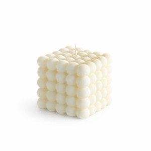 Bougie artisanale cube à petites bulles coloris ivoire, fond blanc