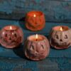 Bougie artisanale spéciale Halloween avec mèche en bois crépitante et cire naturelle Bougie artisanale spéciale Halloween, avec mèche en bois crépitante et décorée dans un style festif. Fabriquée en cire naturelle, idéale pour créer une ambiance chaleureuse et mystique