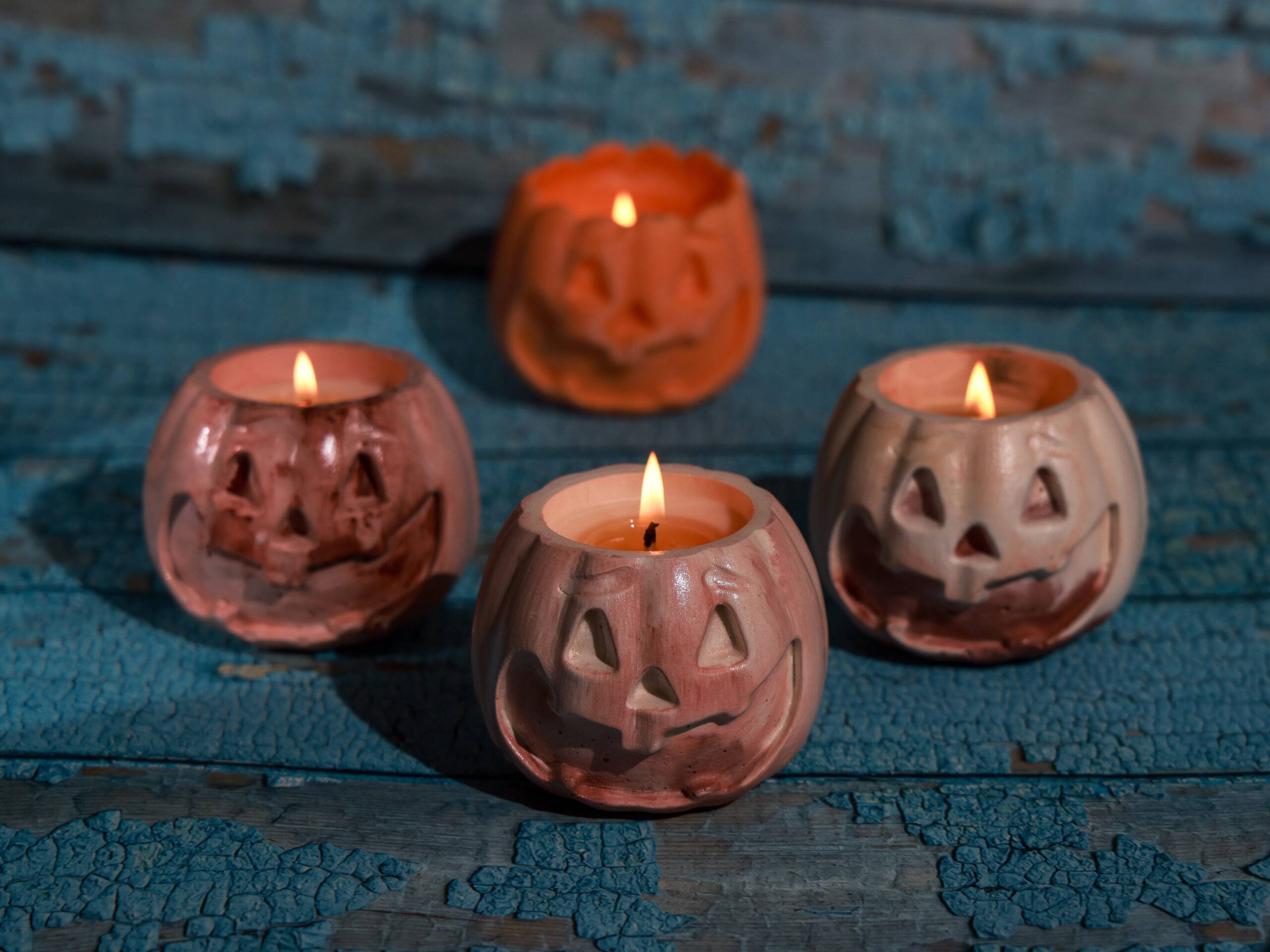 Bougie artisanale spéciale Halloween avec mèche en bois crépitante et cire naturelle Bougie artisanale spéciale Halloween, avec mèche en bois crépitante et décorée dans un style festif. Fabriquée en cire naturelle, idéale pour créer une ambiance chaleureuse et mystique