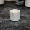 bougie artisanale parfumée en pot sculpté en plâtre blanc. Poids de la bougie : 110 grammes. Cire 100% végétale avec mèche en bois crépitante. Design élégant et raffiné, idéale pour une décoration moderne et un moment de détente parfumé. Bougie écologique fabriquée à la main avec des parfums de Grasse