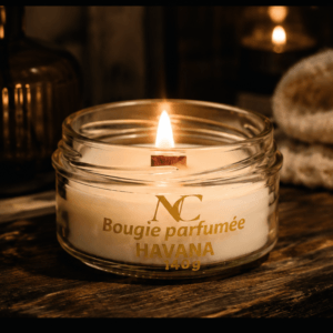 Bougie parfumée 140 g – Mèche en bois crépitante artisanale Bougie parfumée artisanale 140 g avec mèche en bois crépitante dans un pot en verre, ambiance chaleureuse et premium