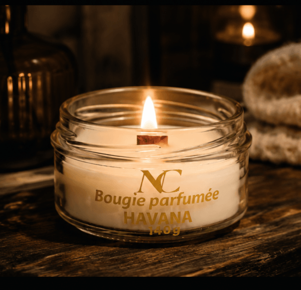 Bougie parfumée 140 g – Mèche en bois crépitante artisanale Bougie parfumée artisanale 140 g avec mèche en bois crépitante dans un pot en verre, ambiance chaleureuse et premium