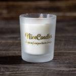Bougie artisanale parfumée dans un élégant pot en verre mat, diffusant une fragrance raffinée de Grasse. Mèche en bois crépitante pour une expérience sensorielle apaisante.