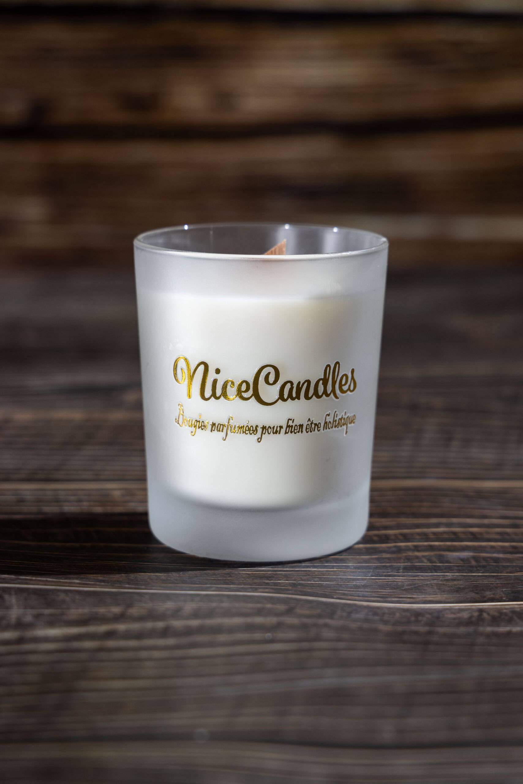 Bougie parfumée en verre mat 160g Bougie artisanale parfumée dans un élégant pot en verre mat, diffusant une fragrance raffinée de Grasse. Mèche en bois crépitante pour une expérience sensorielle apaisante.