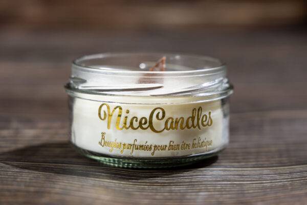 Bougie parfumée artisanale de 140g avec une mèche en bois crépitante, créée à partir de cire végétale et parfumée pour une atmosphère accueillante et écologique