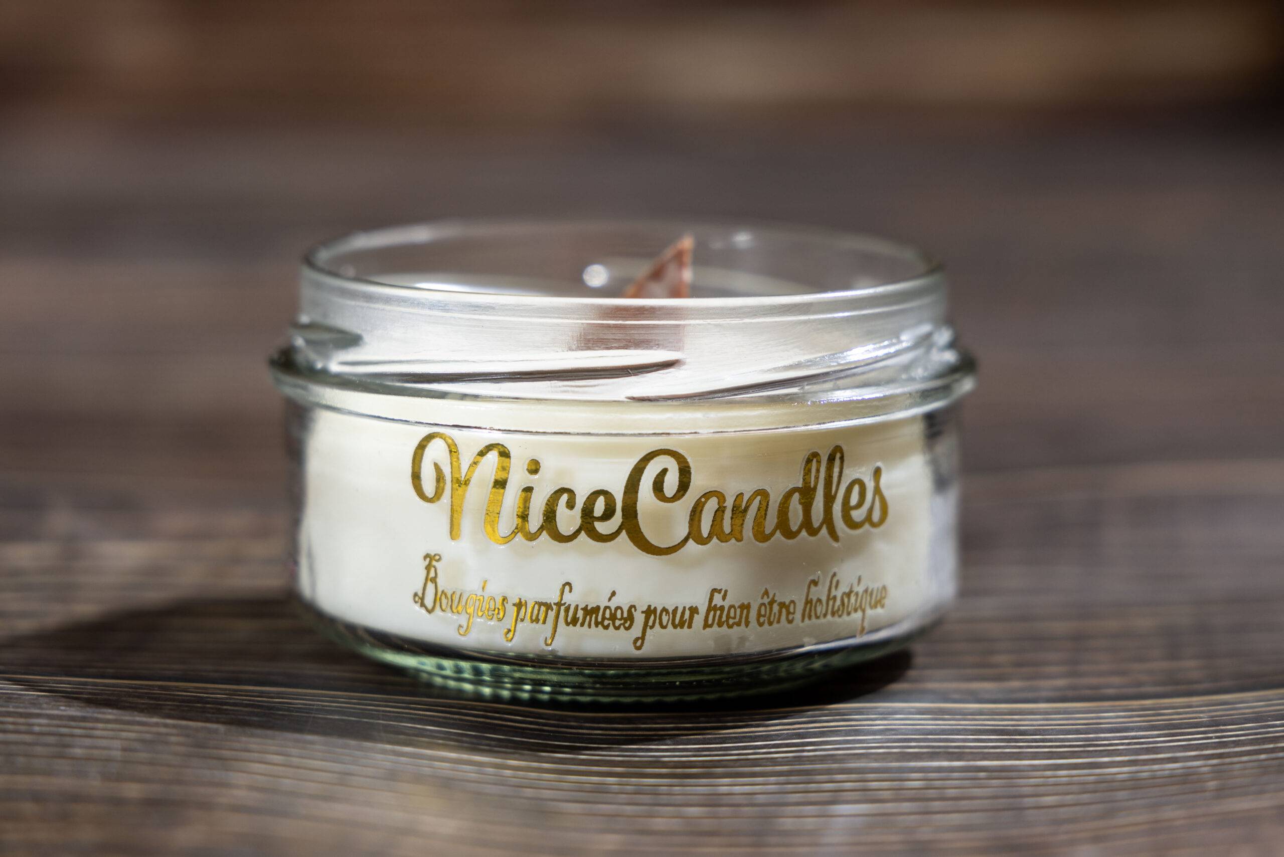 Bougie parfumée artisanale de 140g avec une mèche en bois crépitante, créée à partir de cire végétale et parfumée pour une atmosphère accueillante et écologique