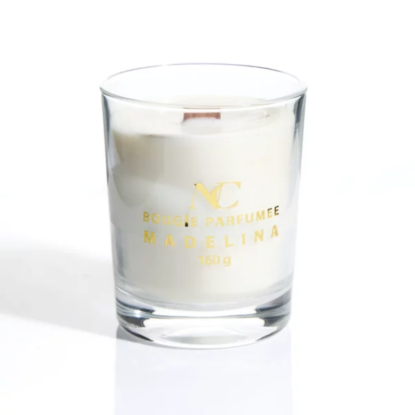 Bougie artisanale parfumée dans un élégant pot en verre mat, diffusant une fragrance raffinée de Grasse. Mèche en bois crépitante pour une expérience sensorielle apaisante.