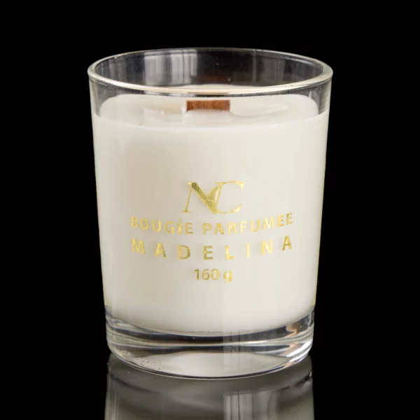 Bougie artisanale parfumée dans un élégant pot en verre mat, diffusant une fragrance raffinée de Grasse. Mèche en bois crépitante pour une expérience sensorielle apaisante.