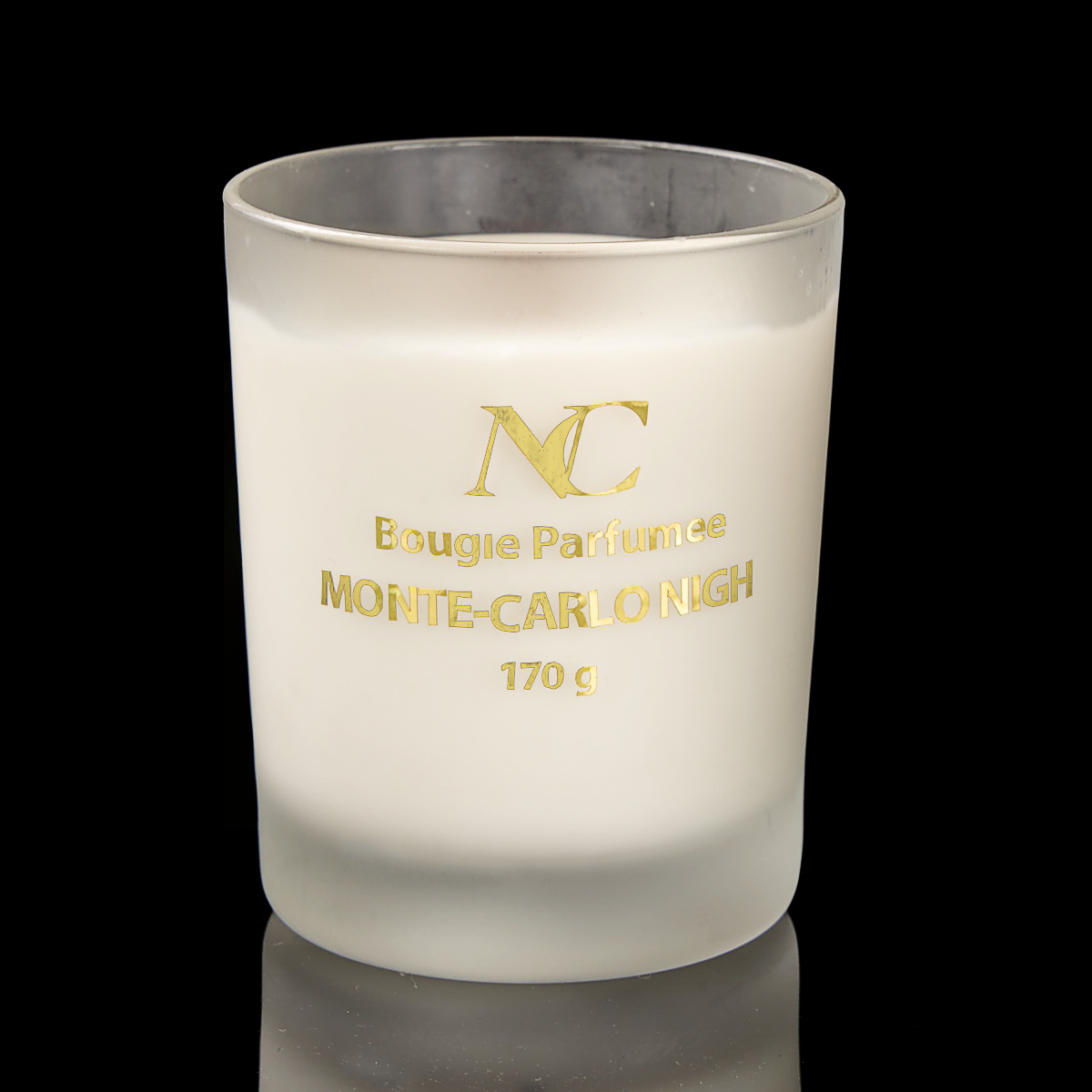 bougie-170-g-monte-carlo-night-fond-noir Bougie artisanale parfumée dans un élégant pot en verre mat, diffusant une fragrance raffinée de Grasse. Mèche en bois crépitante pour une expérience sensorielle apaisante.