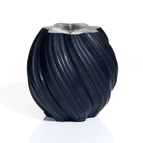 Bougie noire artisanale en forme de spirale, décoration minimaliste, posée sur fond blanc - NiceCandles