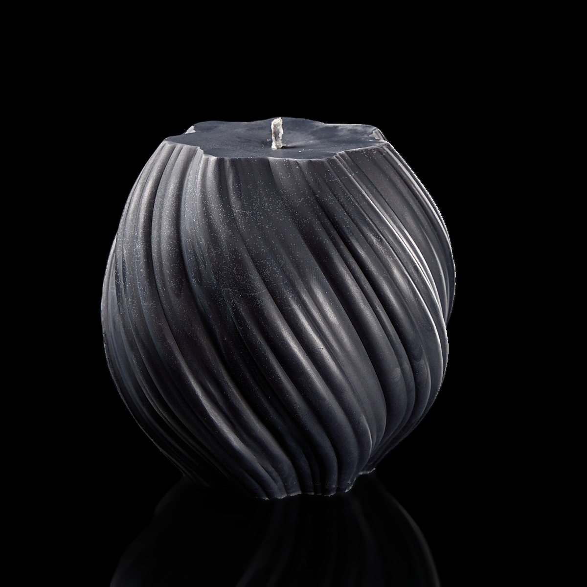 Bougie noire torsadée en cire végétale, design contemporain et élégant, photographiée sur fond noir - NiceCandles