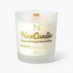 Bougie artisanale parfumée dans un élégant pot en verre mat, diffusant une fragrance raffinée de Grasse. Mèche en bois crépitante pour une expérience sensorielle apaisante.