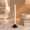 Bougie de table pilier Ø24 × 200 mm en cire végétale Bougie de table pilier Ø24 × 200 mm en cire végétale sur bougeoir noir