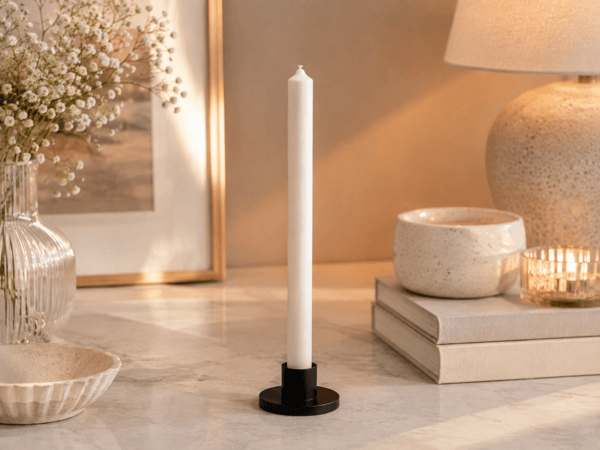 Bougie de table pilier Ø24 × 200 mm en cire végétale Bougie de table pilier Ø24 × 200 mm en cire végétale sur bougeoir noir