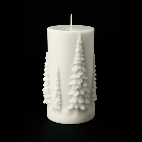 Bougie cylindrique blanche avec sapins sculptés, photographiée sur fond noir