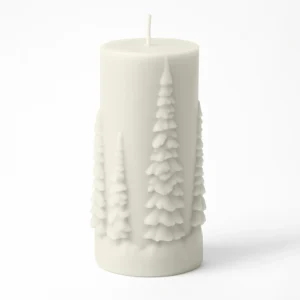 Bougie cylindrique blanche avec relief de sapins enneigés sur fond blanc