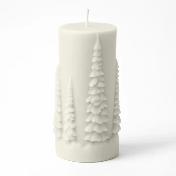 Bougie cylindrique blanche avec relief de sapins enneigés sur fond blanc