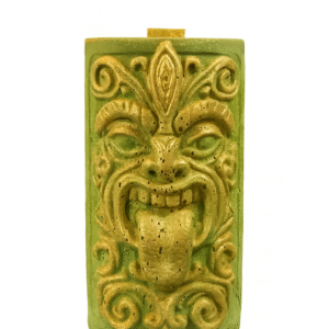 Bougie sculptée Masque Māori en cire végétale sur fond blanc