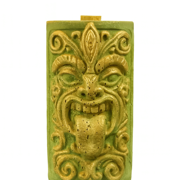 Bougie sculptée Masque Māori en cire végétale sur fond blanc