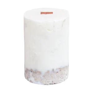 Grande bougie parfumée sur béton avec mèche en bois crépitante, photo sur fond blanc