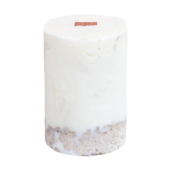 Grande bougie parfumée sur béton avec mèche en bois crépitante, photo sur fond blanc