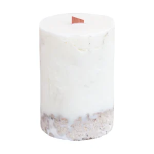 Grande bougie parfumée sur béton avec mèche en bois crépitante, photo sur fond blanc