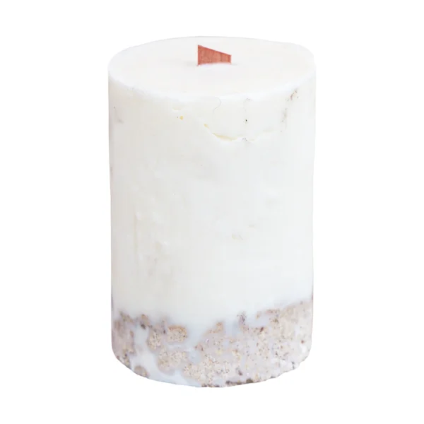 Grande bougie parfumée sur béton avec mèche en bois crépitante, photo sur fond blanc