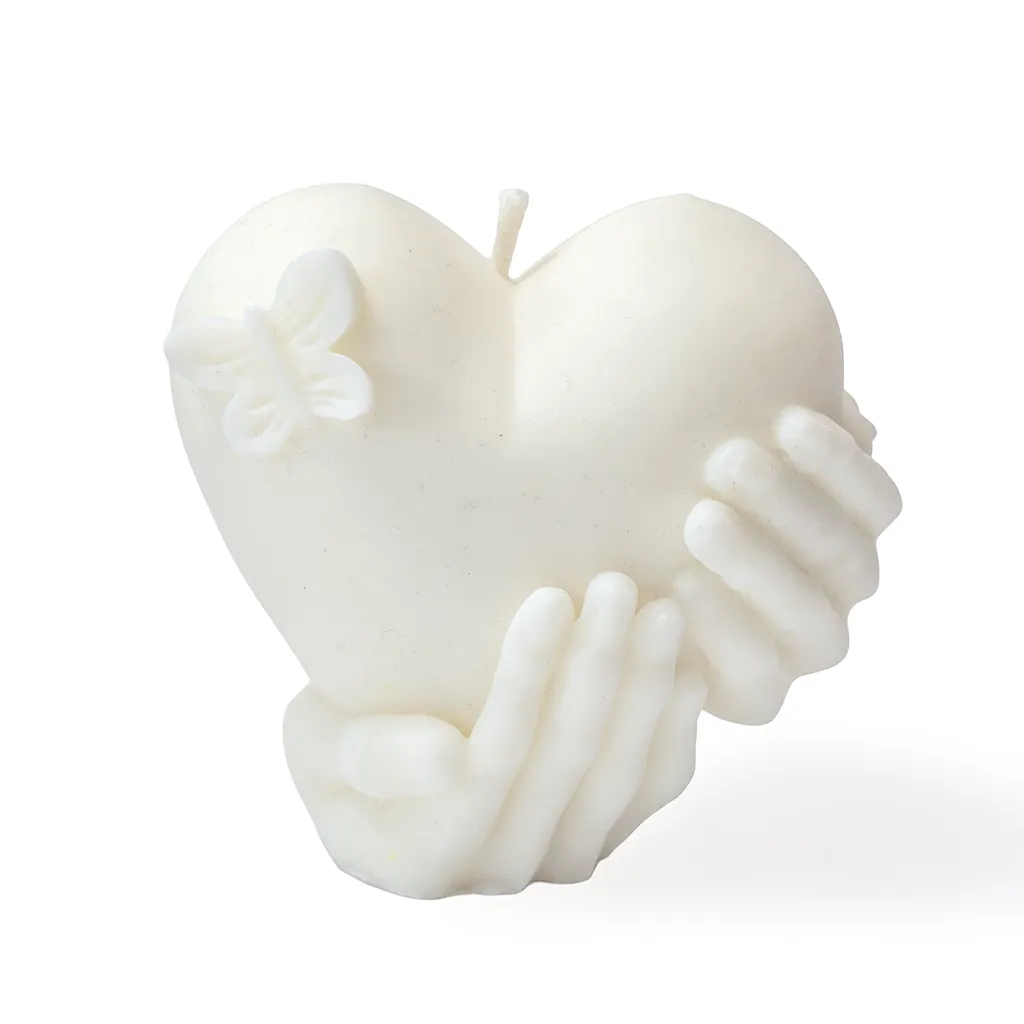 Bougie parfumée cœur en mains avec papillon en cire végétale, fond blanc – NiceCandles