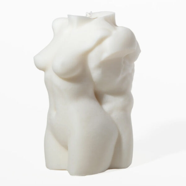 Bougie sculpturale représentant un couple, vue 3/4 avec la silhouette féminine au premier plan et l’épaule masculine en arrière-plan, création artisanale en cire végétale
