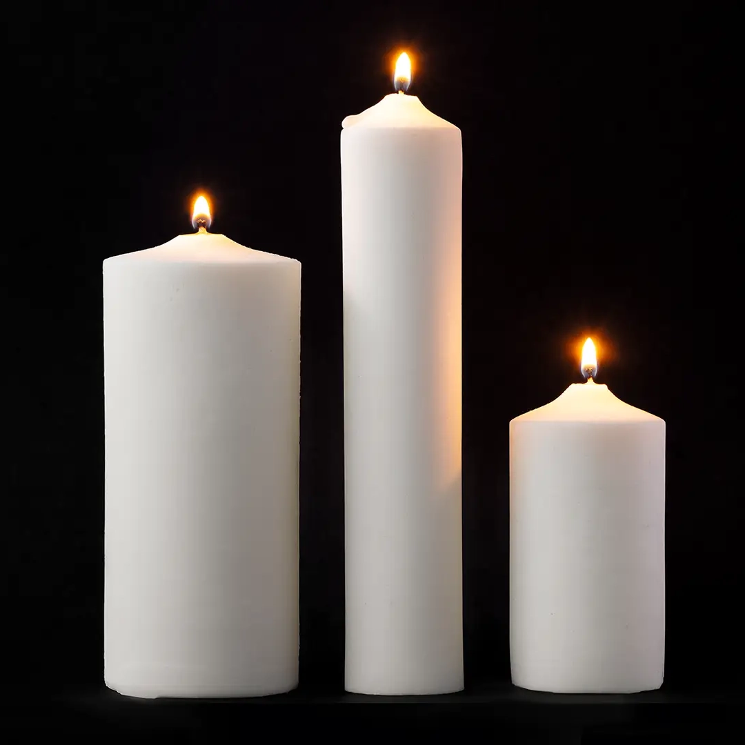 cierges artisanaux en cire végétale allumés sur fond noir