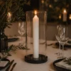 cierge artisanal 25 cm pour table dans photophore en verre ambiance dîner élégant