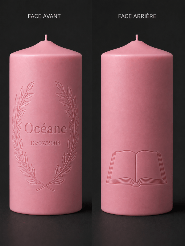Bougie cylindrique rose avec couronne végétale, date et livre sculptés en relief